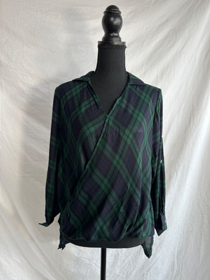 GREEN PLAID DEELLE Women's Tops, S